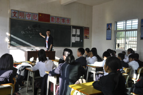 化学课上老师给大家教授简单的化学知识