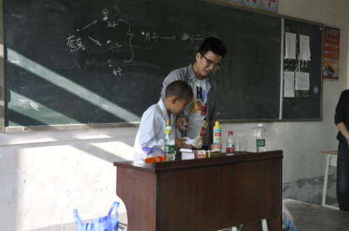 老师带着同学做小实验